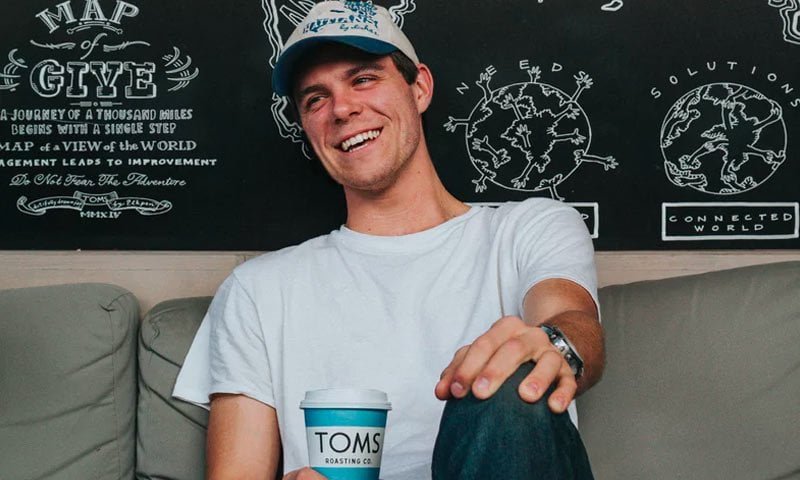 Professional stylist Laura K Studio from Los Angeles wearing and reviewing the Urbness 520gsm heavy fleece cropped fit hoodie with high-end vintage pigment-dyed finish.